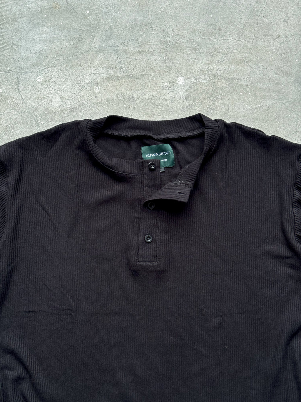 The Half Henley Tee Black