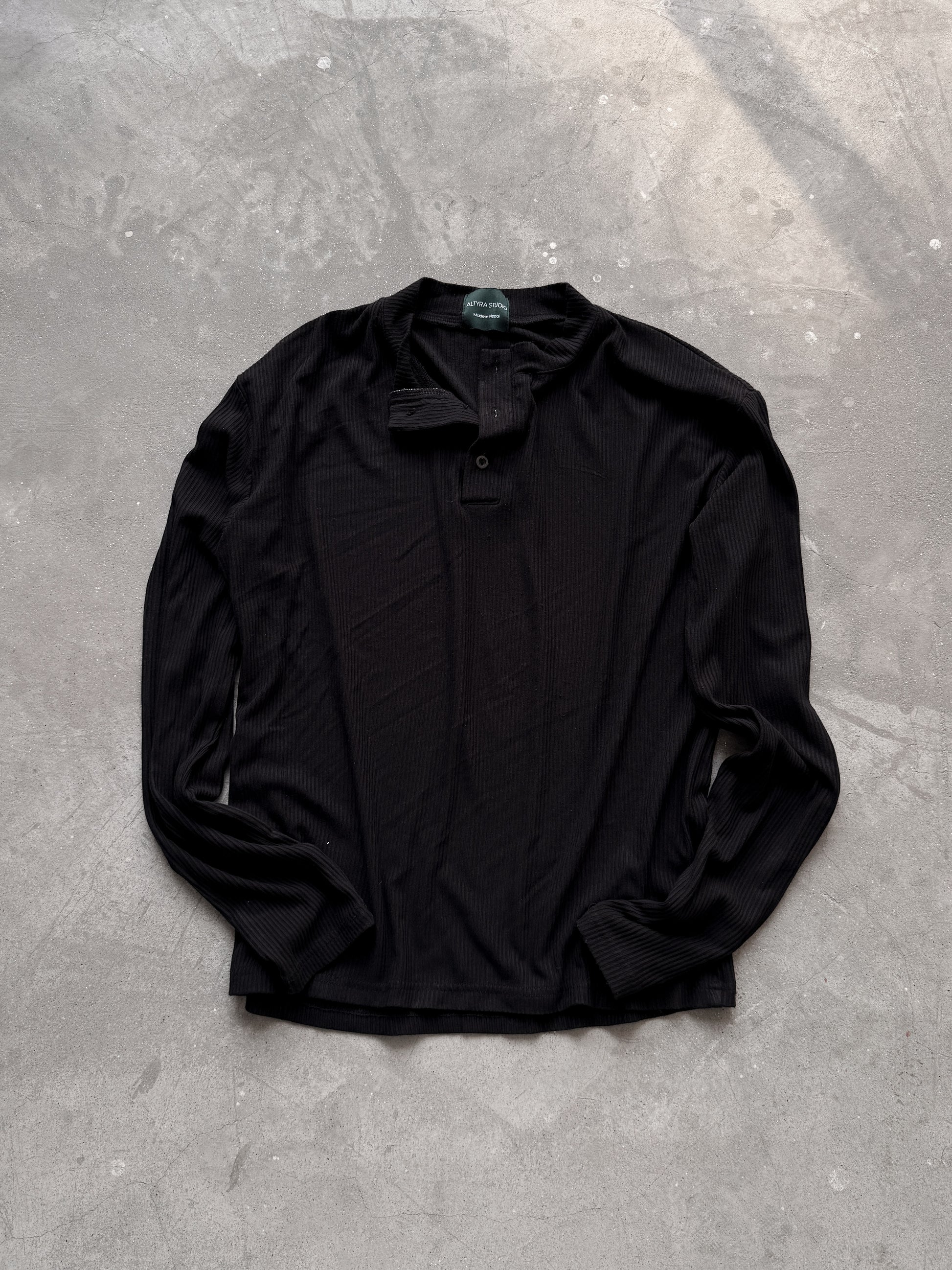 HENLEY BLACK TEE