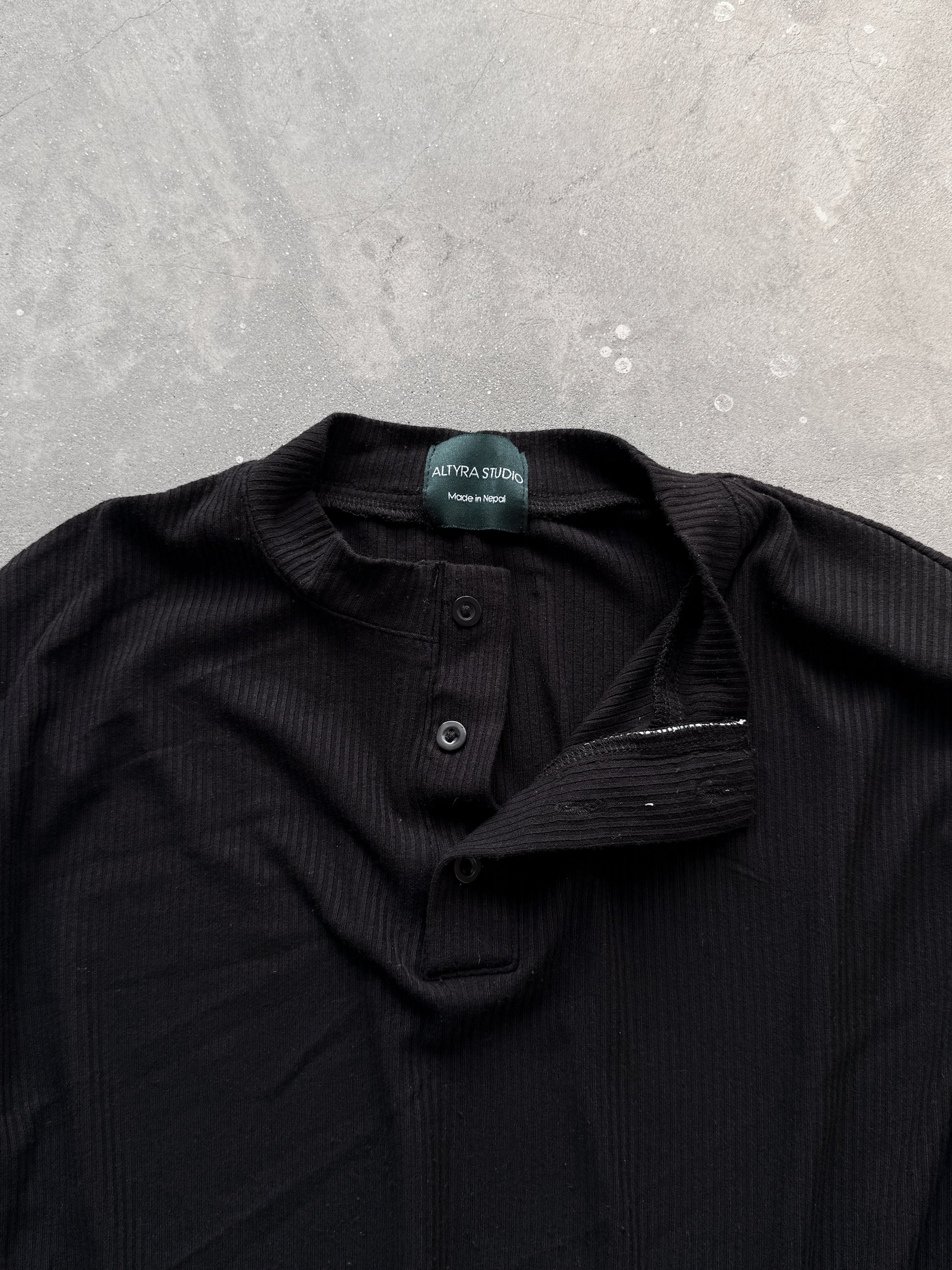 HENLEY BLACK TEE