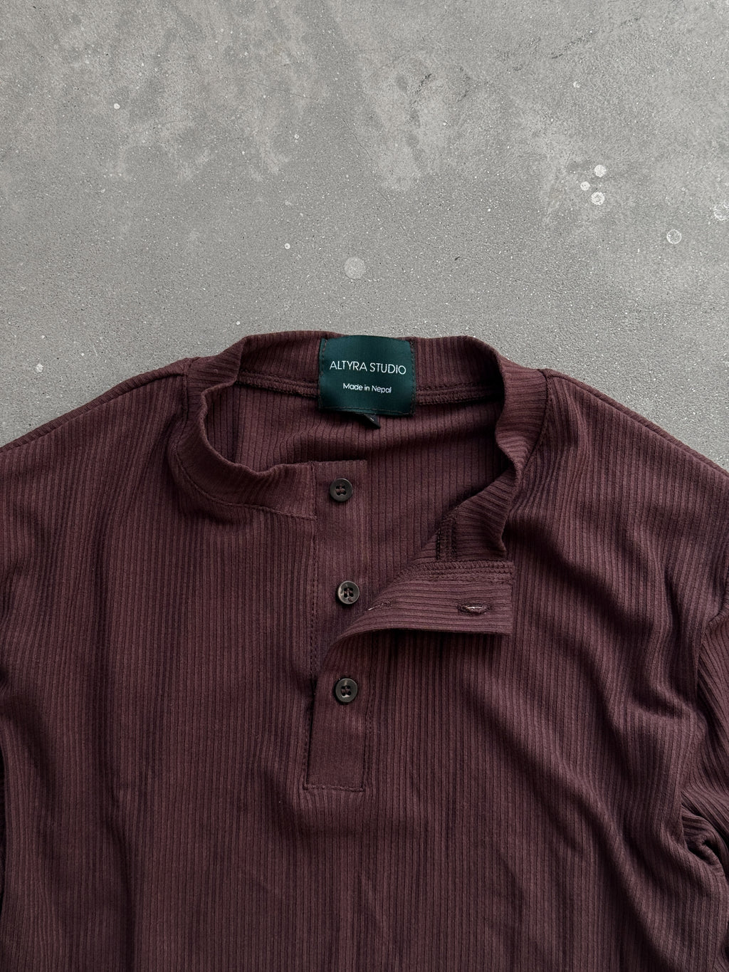 HENLEY BROWN TEE