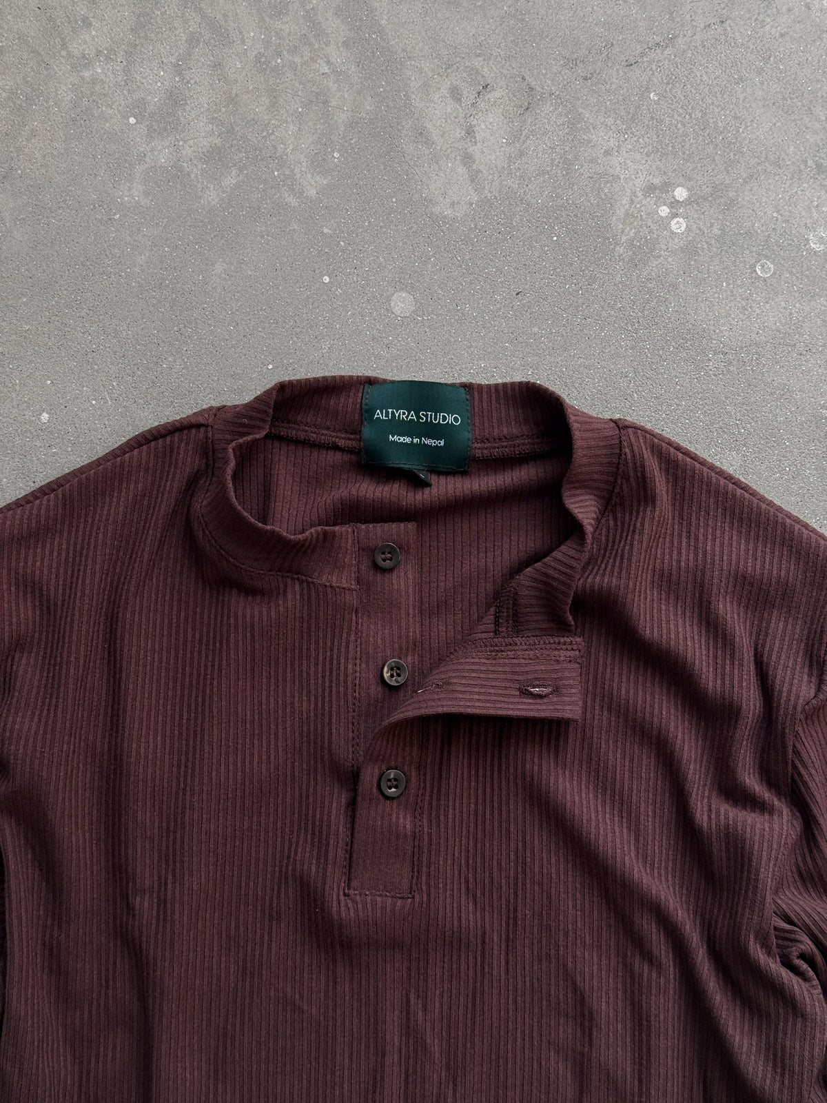 HENLEY BROWN TEE