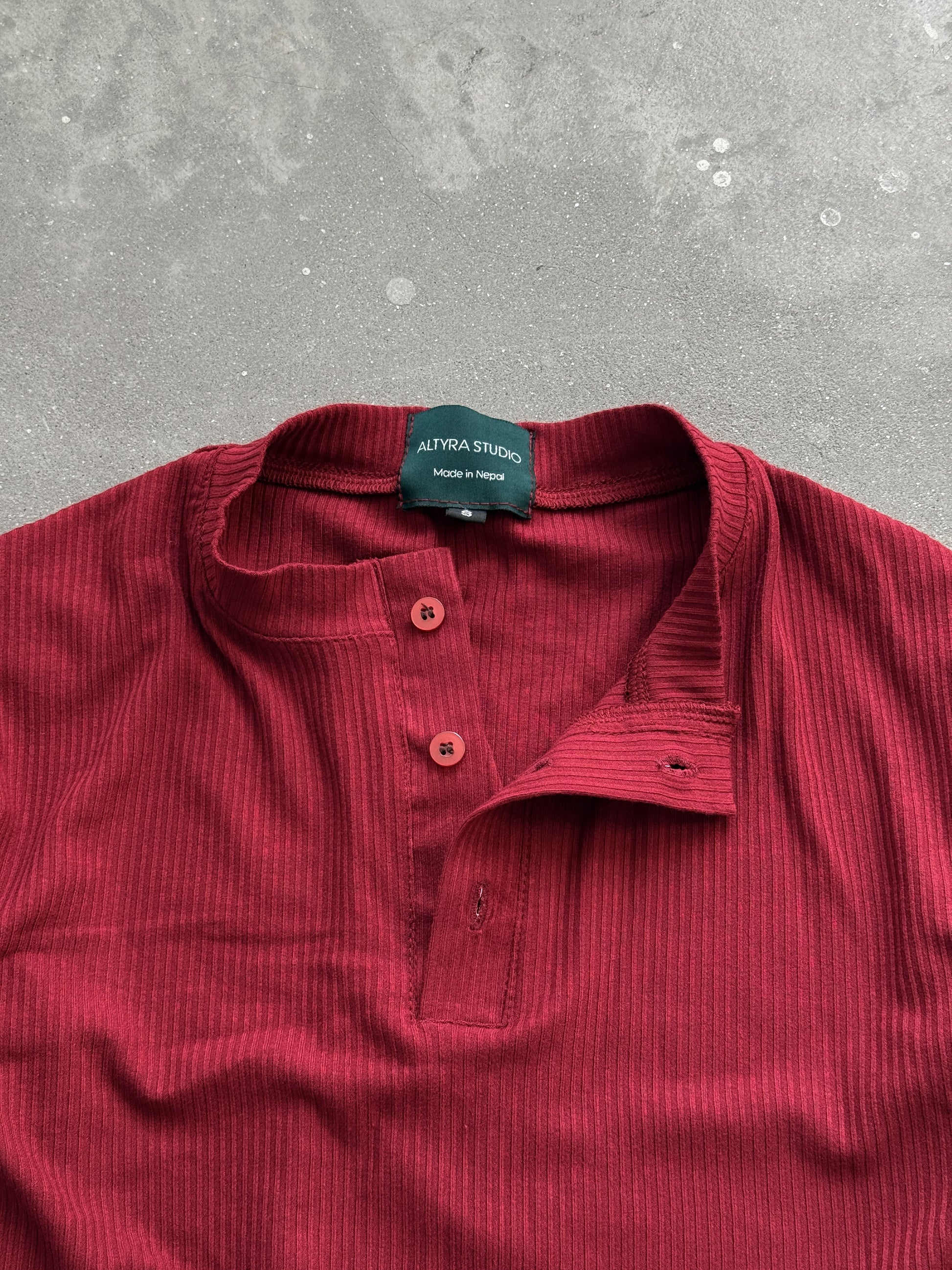 HENLEY RED TEE