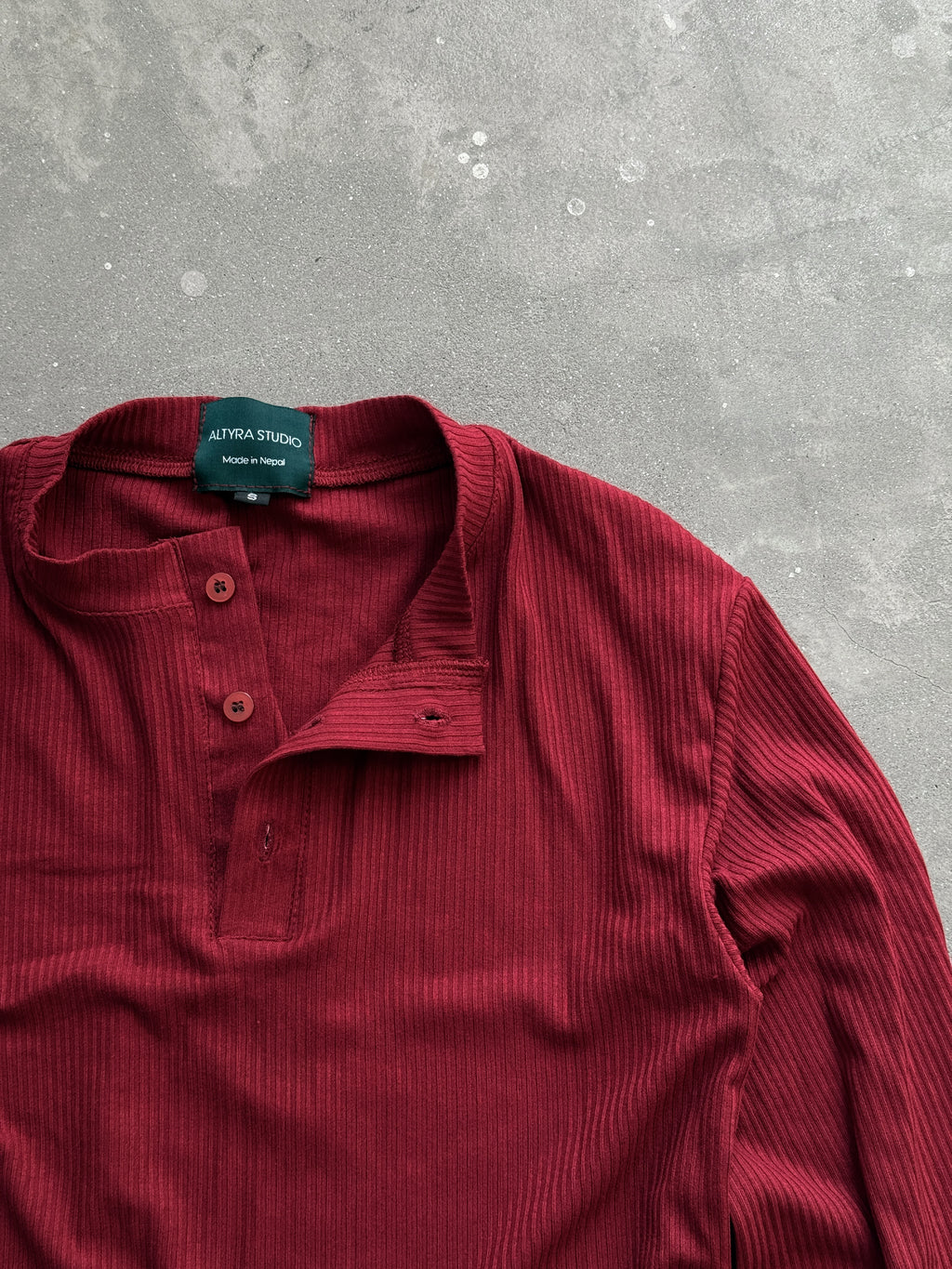 HENLEY RED TEE