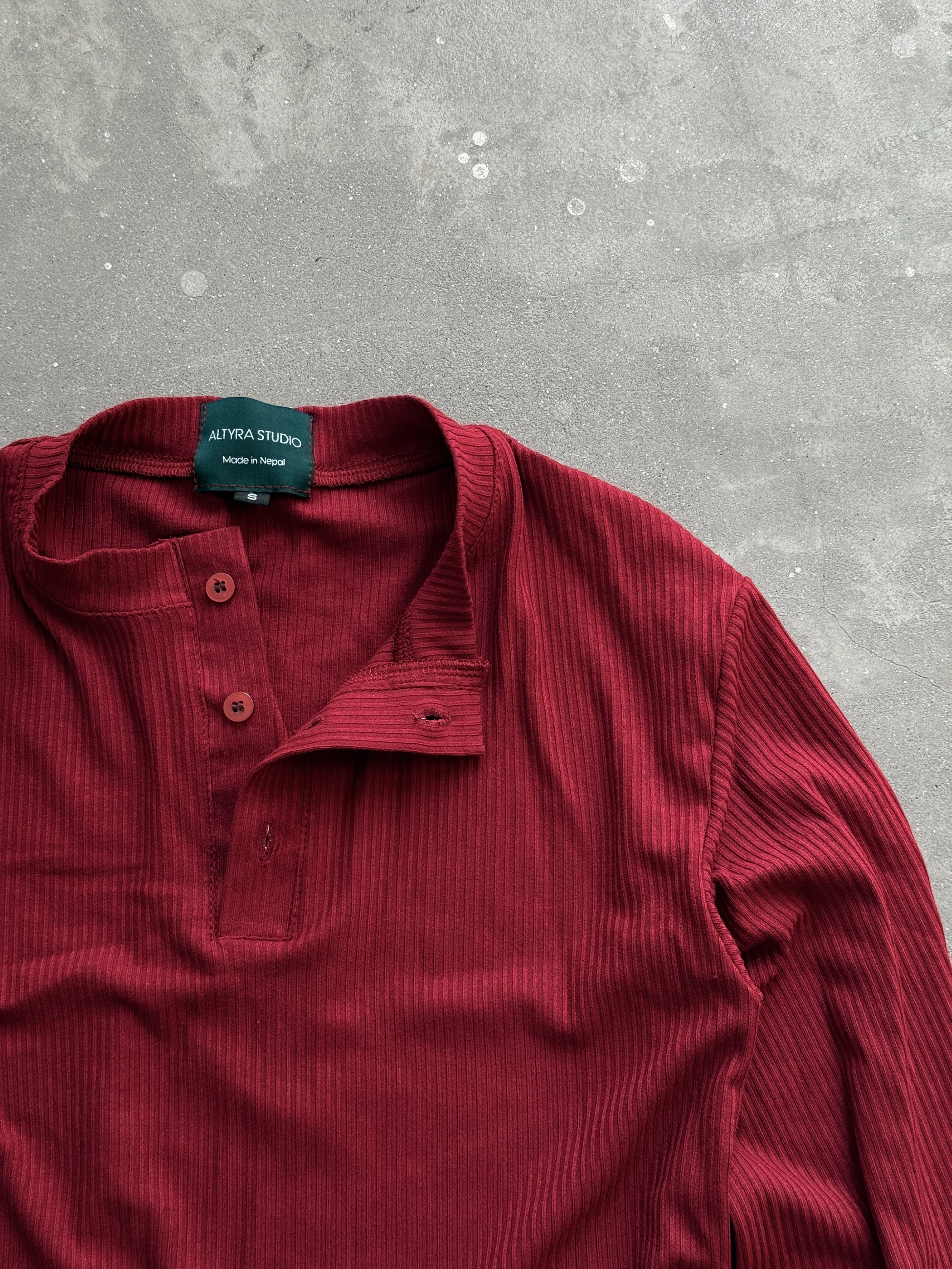 HENLEY RED TEE