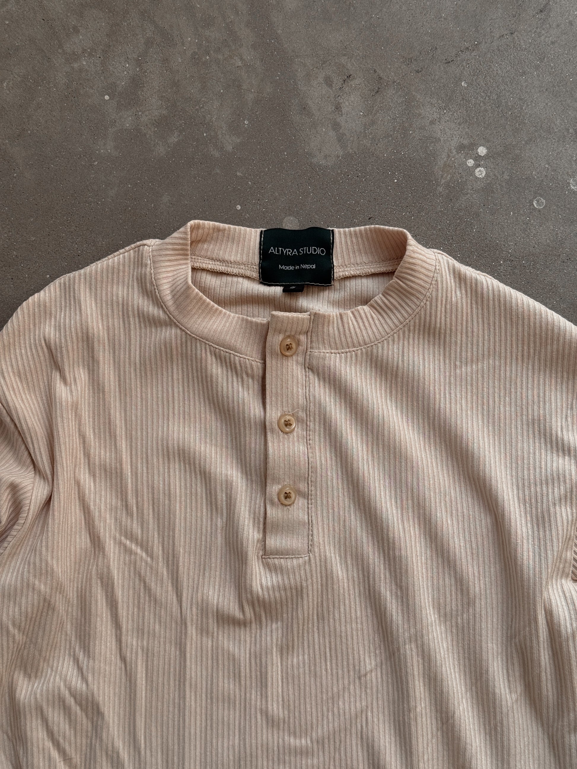 HENLEY BEIGE TEE