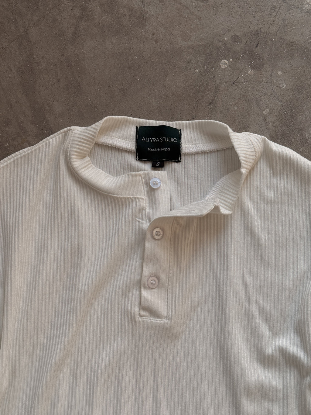 HENLEY RED TEE
