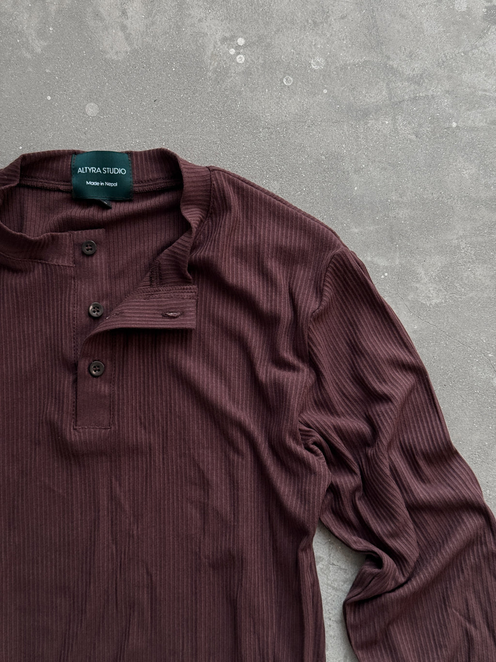 HENLEY BROWN TEE