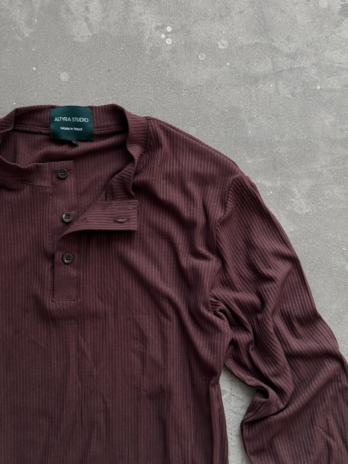 HENLEY BROWN TEE